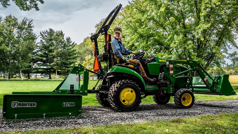 John Deere 1025R photo 1