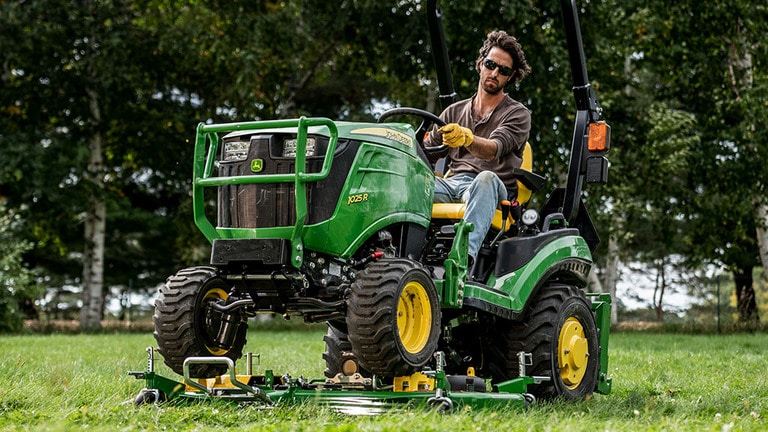 John Deere 1025R photo 2