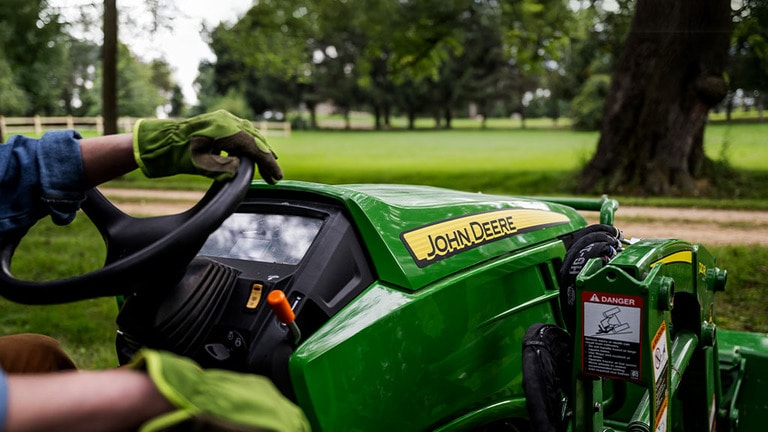 John Deere 1025R photo 3
